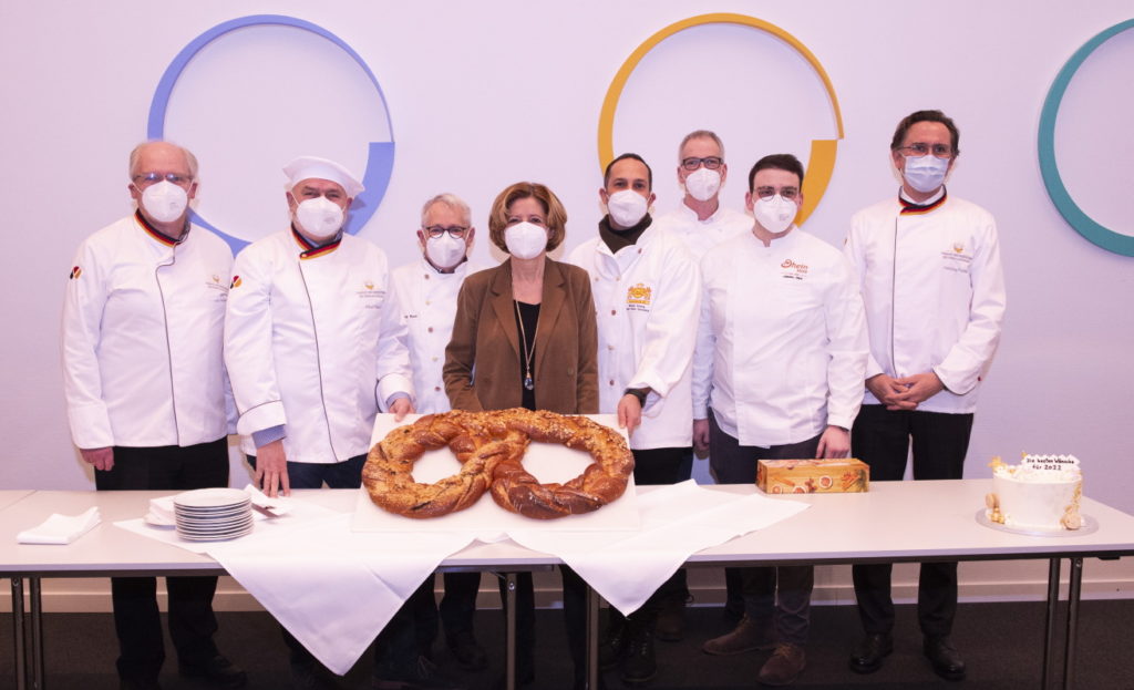 Bäcker übergeben Neujahrsbrezel an Ministerpräsidentin Malu Dreyer