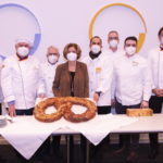 Bäcker übergeben Neujahrsbrezel an Ministerpräsidentin Malu Dreyer