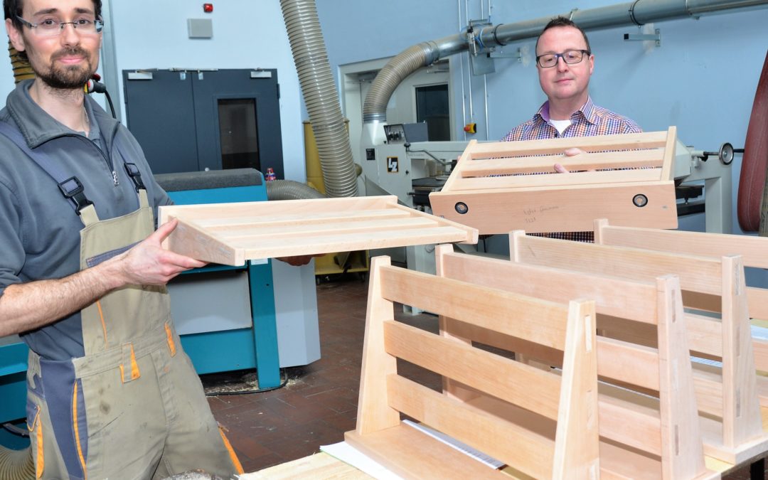 Tischler-Azubis bei der Zwischenprüfung in der Holzwerkstatt der Berufsbildenden Schule gefordert